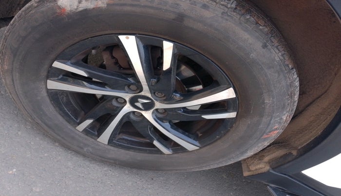 2022 Mahindra XUV700 AX 3 D MT 7 STR, Diesel, Manual, 71,594 km, tyre