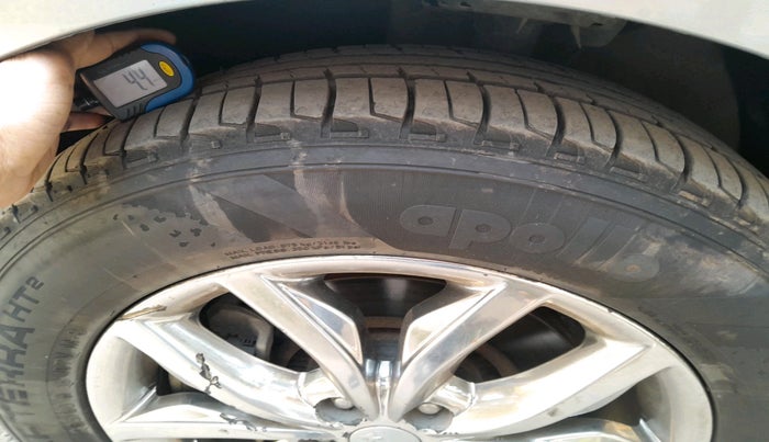 2020 KIA CARNIVAL LIMOUSINE 2.2 7 STR, Diesel, Automatic, 2,52,681 km, tyre