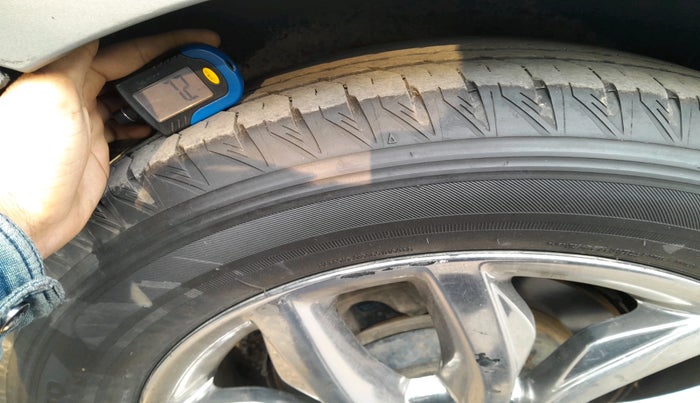 2020 KIA CARNIVAL LIMOUSINE 2.2 7 STR, Diesel, Automatic, 2,52,681 km, tyre