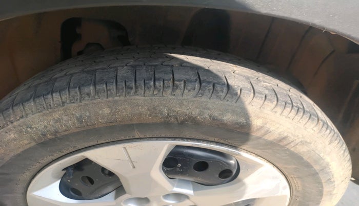 2020 Mahindra XUV300 W6 1.5 DIESEL AMT, Diesel, Automatic, 1,33,003 km, tyre