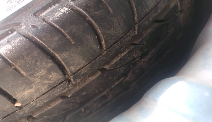 2020 Mahindra XUV300 W6 1.5 DIESEL AMT, Diesel, Automatic, 1,33,003 km, tyre