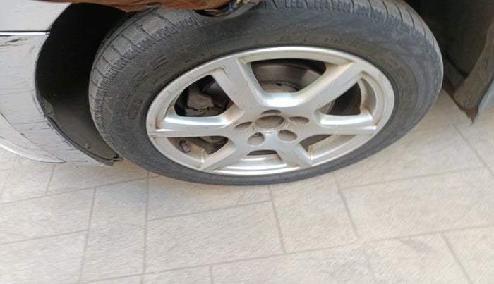 2013 Volkswagen Vento HIGHLINE 1.6 MPI, Petrol, Manual, 78,293 km, tyre