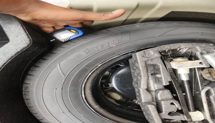 2011 Volkswagen Vento HIGHLINE DIESEL 1.6, Diesel, Manual, 1,55,404 km, tyre