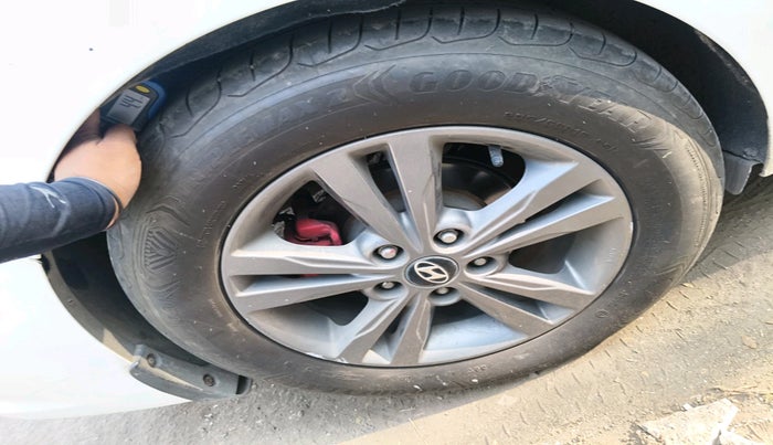 2017 Hyundai New Elantra 2.0 SX(O) AT PETROL, Petrol, Automatic, 82,083 km, tyre