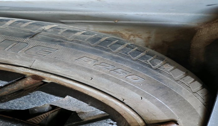 2016 Volkswagen Polo HIGHLINE1.5L, Diesel, Manual, 1,53,363 km, tyre