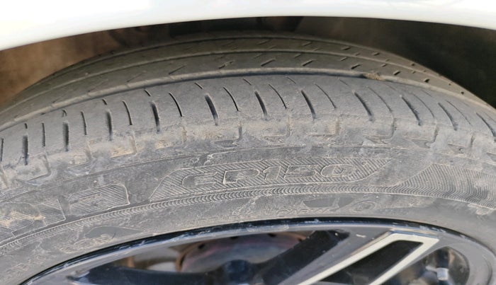 2016 Volkswagen Polo HIGHLINE1.5L, Diesel, Manual, 1,53,363 km, tyre