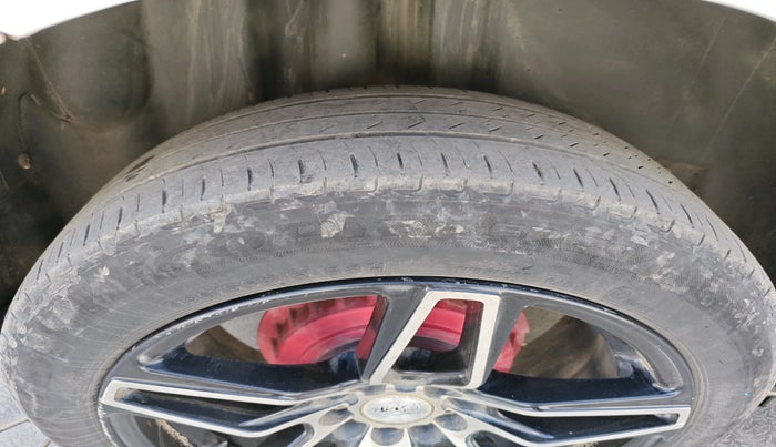 2016 Volkswagen Polo HIGHLINE1.5L, Diesel, Manual, 1,53,363 km, tyre