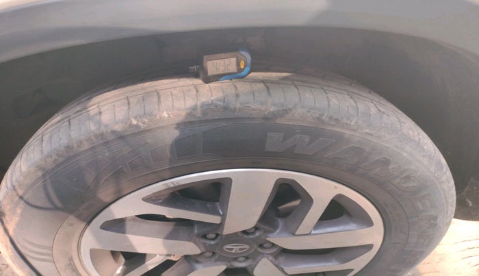 2021 Tata Harrier XZA PLUS 2.0L, Diesel, Automatic, 88,636 km, tyre