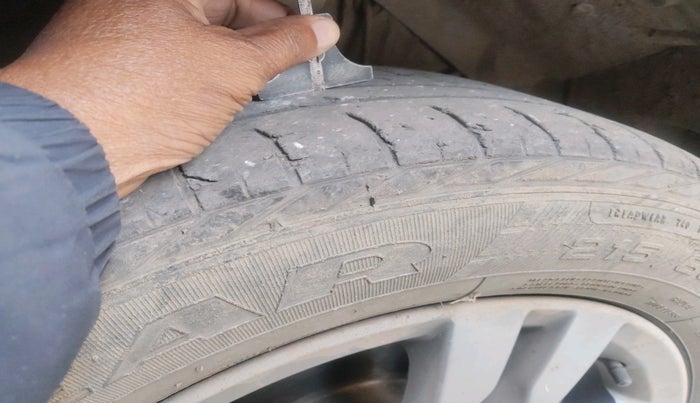 2017 Maruti Vitara Brezza ZDI, Diesel, Manual, 1,54,571 km, tyre