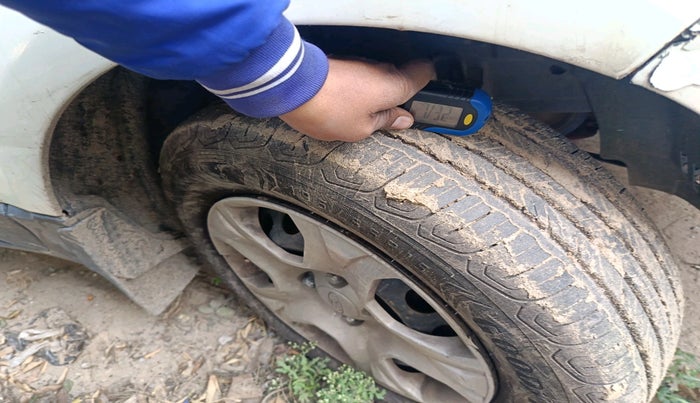 2014 Ford Ecosport AMBIENTE 1.5L DIESEL, Diesel, Manual, 1,17,059 km, tyre