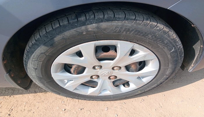 2014 Hyundai Grand i10 SPORTZ 1.1 CRDI, Diesel, Manual, 1,38,646 km, tyre