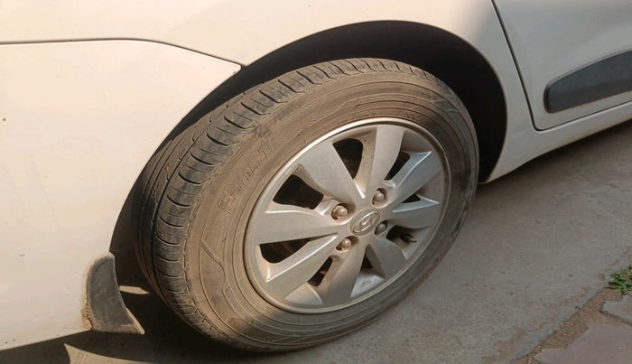 2015 Hyundai Xcent S (O) 1.2, Petrol, Manual, 1,67,168 km, tyre