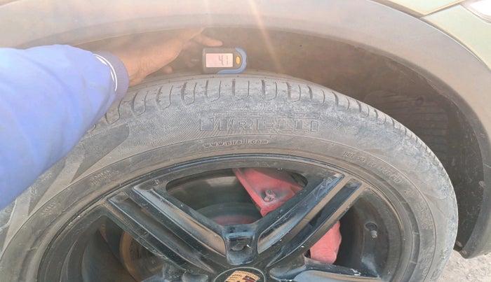 2014 Porsche Cayenne DIESEL, Diesel, Automatic, 1,38,400 km, tyre