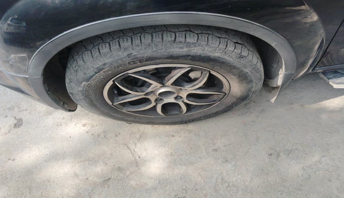 2016 Mahindra XUV500 W10 1.99, Diesel, Manual, 1,01,197 km, tyre