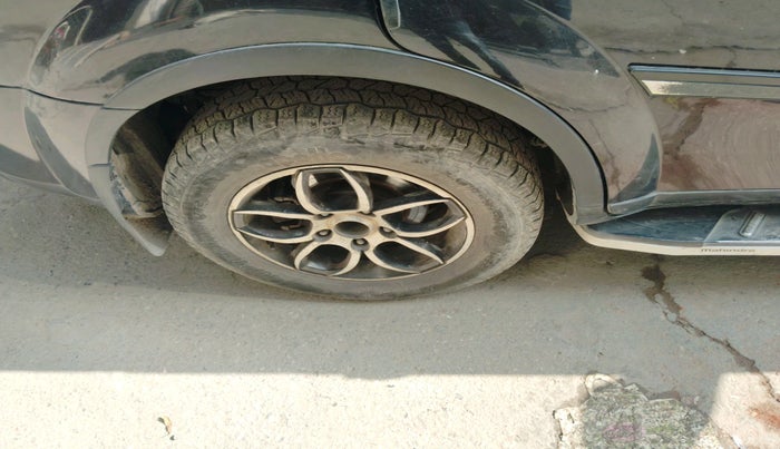 2016 Mahindra XUV500 W10 1.99, Diesel, Manual, 1,01,197 km, tyre