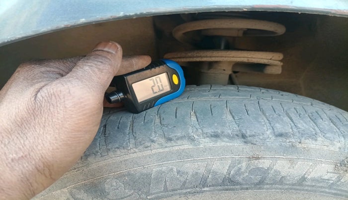 2011 Maruti Swift VXI, Petrol, Manual, 1,04,719 km, tyre