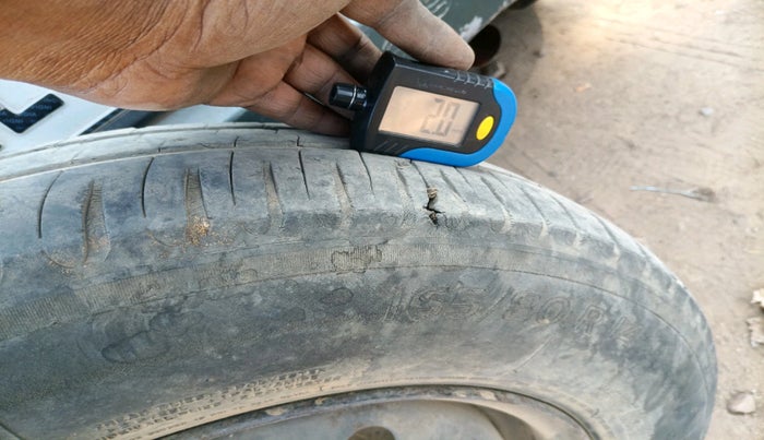 2011 Maruti Swift VXI, Petrol, Manual, 1,04,719 km, tyre