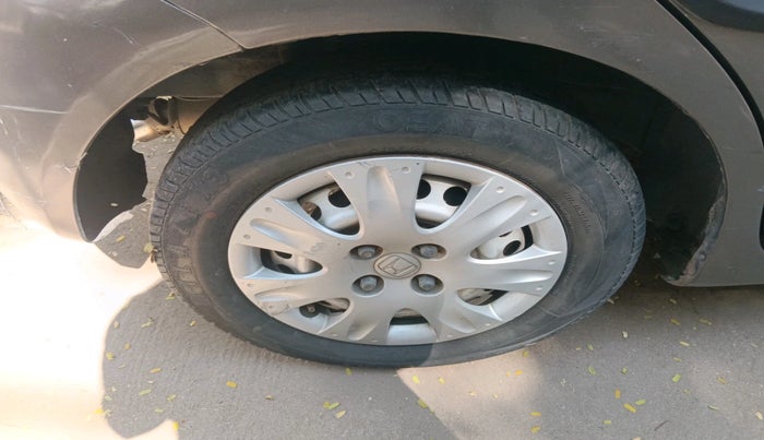 2013 Honda Brio EX MT, Petrol, Manual, 1,52,507 km, tyre