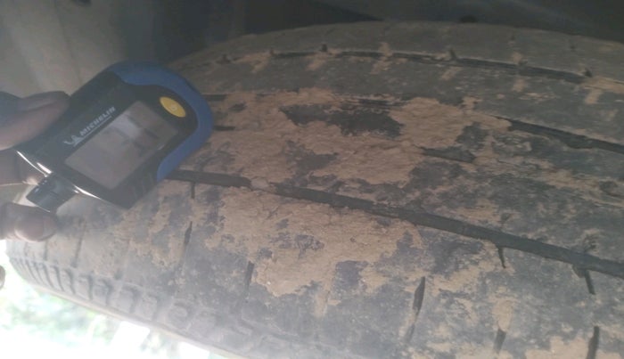 2011 Toyota Innova 2.5 G2 8STR, Diesel, Manual, 1,90,000 km, tyre