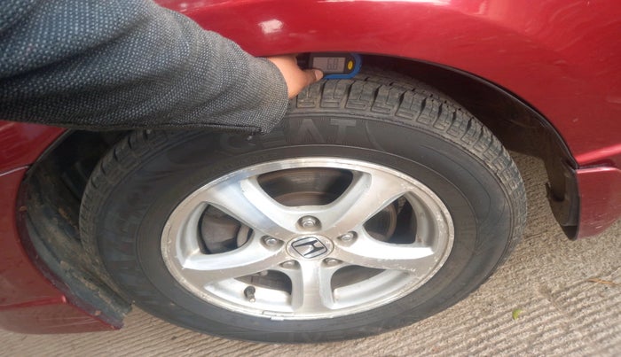 2011 Honda Civic 1.8L I-VTEC V AT, Petrol, Automatic, 1,01,449 km, tyre