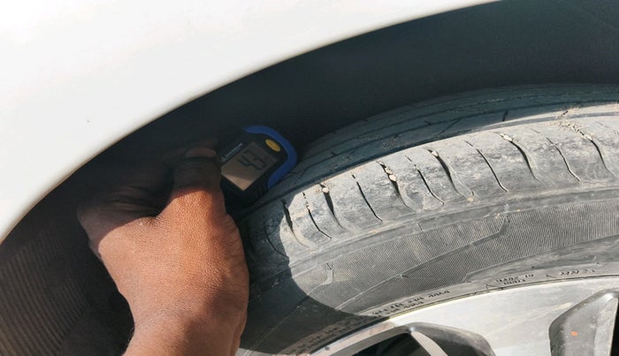 2015 Hyundai Verna FLUIDIC 1.6 CRDI SX, Diesel, Manual, 1,30,166 km, tyre