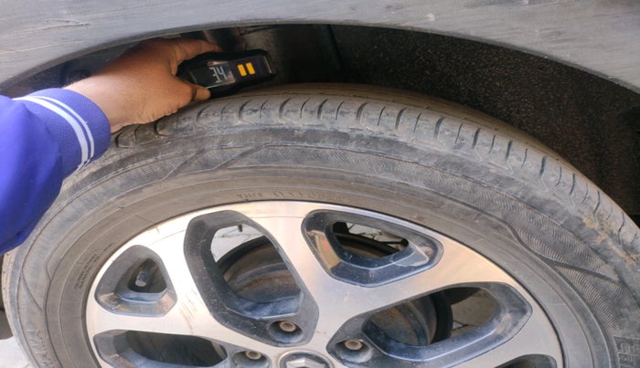 2017 Renault Captur RXT DIESEL DUAL TONE, Diesel, Manual, 1,00,658 km, tyre