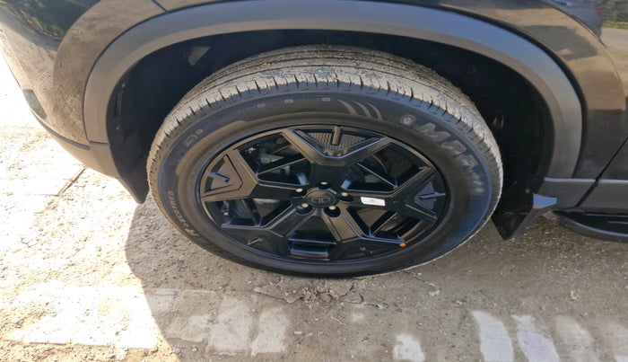 2024 Tata Safari ACCOMPLISHED PLUS 6 STR DARK EDITION AT, Diesel, Automatic, 28,657 km, tyre