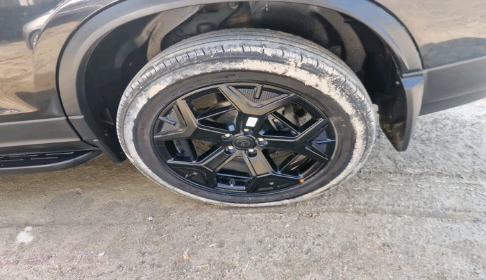 2024 Tata Safari ACCOMPLISHED PLUS 6 STR DARK EDITION AT, Diesel, Automatic, 28,657 km, tyre