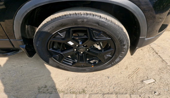 2024 Tata Safari ACCOMPLISHED PLUS 6 STR DARK EDITION AT, Diesel, Automatic, 28,657 km, tyre