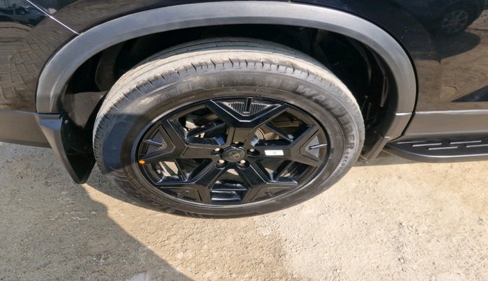 2024 Tata Safari ACCOMPLISHED PLUS 6 STR DARK EDITION AT, Diesel, Automatic, 28,657 km, tyre