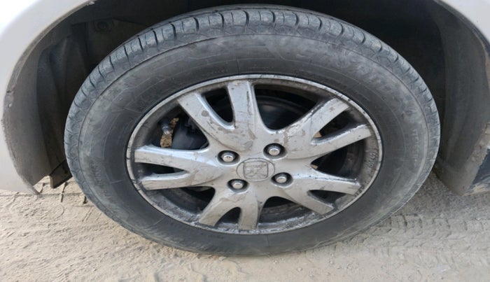 2015 Honda Brio VX AT, Petrol, Automatic, 1,05,768 km, tyre