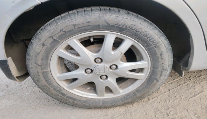 2015 Honda Brio VX AT, Petrol, Automatic, 1,05,768 km, tyre