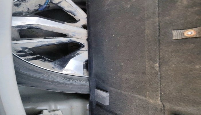 2021 Mahindra XUV300 W8 (O) 1.2 PETROL, Petrol, Manual, 36,279 km, tyre