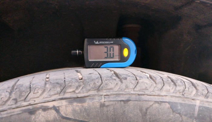 2015 Maruti Swift ZXI, Petrol, Manual, 1,31,952 km, tyre