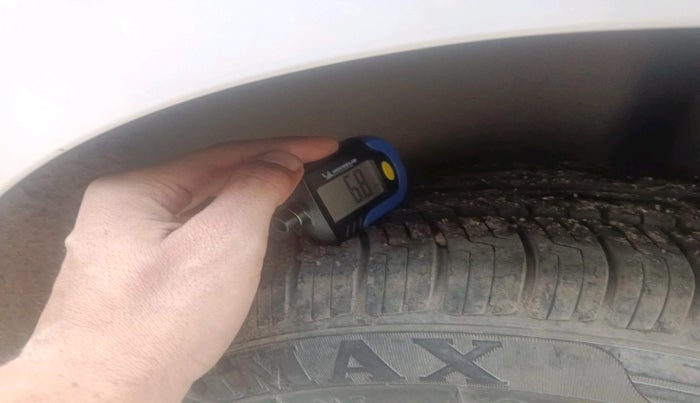 2015 Volkswagen Polo COMFORTLINE 1.2L, Petrol, Manual, 71,960 km, tyre