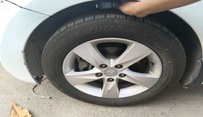 2014 Hyundai New Elantra 1.8 SX AT VTVT, Petrol, Automatic, 1,03,549 km, tyre