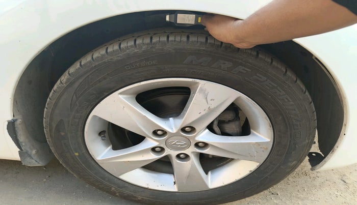 2014 Hyundai New Elantra 1.8 SX AT VTVT, Petrol, Automatic, 1,03,549 km, tyre