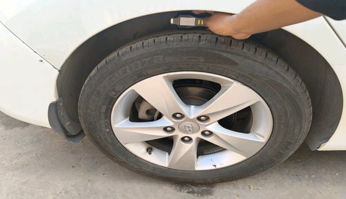 2014 Hyundai New Elantra 1.8 SX AT VTVT, Petrol, Automatic, 1,03,549 km, tyre