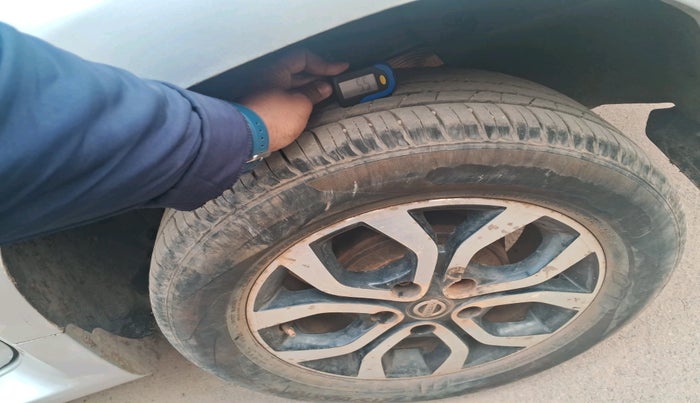 2014 Nissan Terrano XL (D), Diesel, Manual, 1,05,928 km, tyre