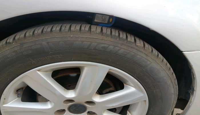 2011 Volkswagen Vento HIGHLINE 1.6 MPI, Petrol, Manual, 64,630 km, tyre