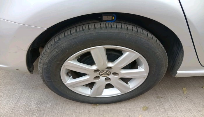 2011 Volkswagen Vento HIGHLINE 1.6 MPI, Petrol, Manual, 64,630 km, tyre