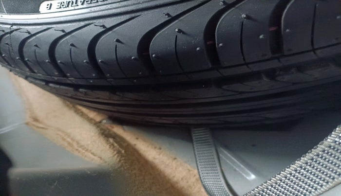 2017 Volkswagen Ameo HIGHLINE1.2L PLUS 16 ALLOY, Petrol, Manual, 25,076 km, tyre