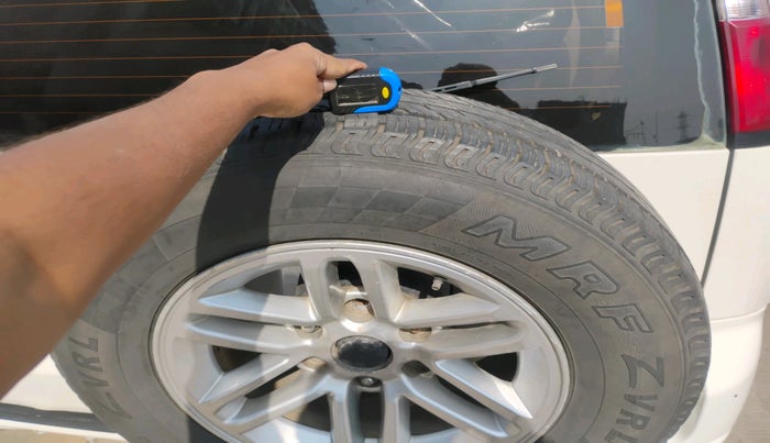 2012 Ford Endeavour 3.0L 4X4 AT, Diesel, Automatic, 1,08,873 km, tyre