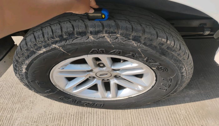 2012 Ford Endeavour 3.0L 4X4 AT, Diesel, Automatic, 1,08,873 km, tyre