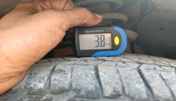 2017 Mahindra XUV500 W9, Diesel, Manual, 1,40,022 km, tyre