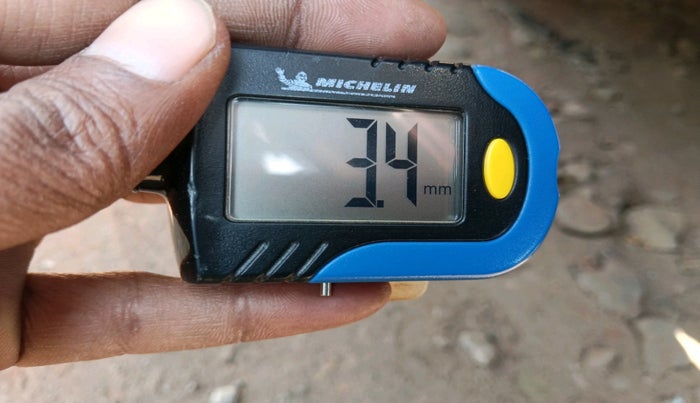 2017 Mahindra XUV500 W9, Diesel, Manual, 1,40,022 km, tyre