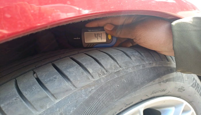 2019 Jaguar XE PURE PETROL, Petrol, Automatic, 58,000 km, tyre