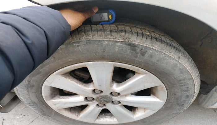 2011 Toyota Corolla Altis G PETROL, Petrol, Manual, 1,29,700 km, tyre