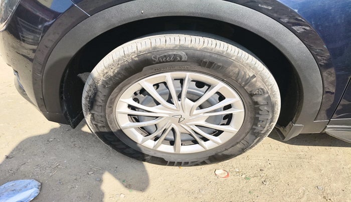 2024 Mahindra XUV700 MX Petrol MT 7 STR, Petrol, Manual, 6,774 km, tyre