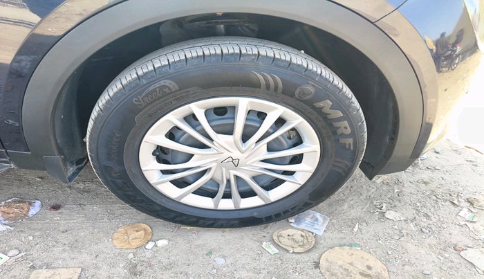 2024 Mahindra XUV700 MX Petrol MT 7 STR, Petrol, Manual, 6,774 km, tyre